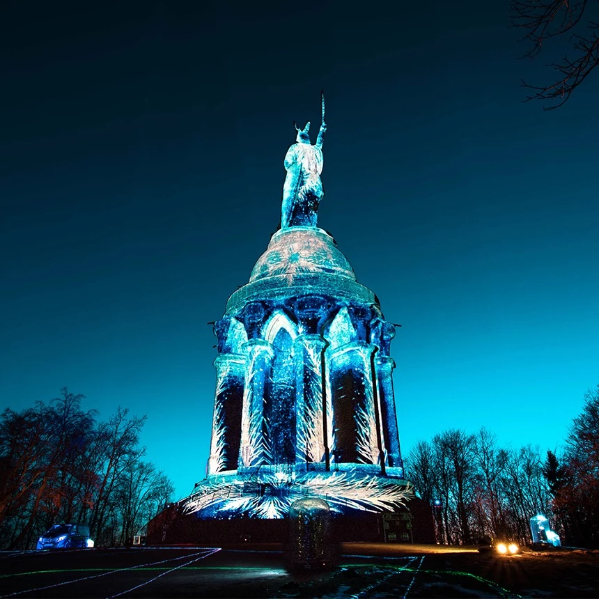 Object mapping at light show The Hermann glows virtually covers the surface of the Hermann monument with ice crystals