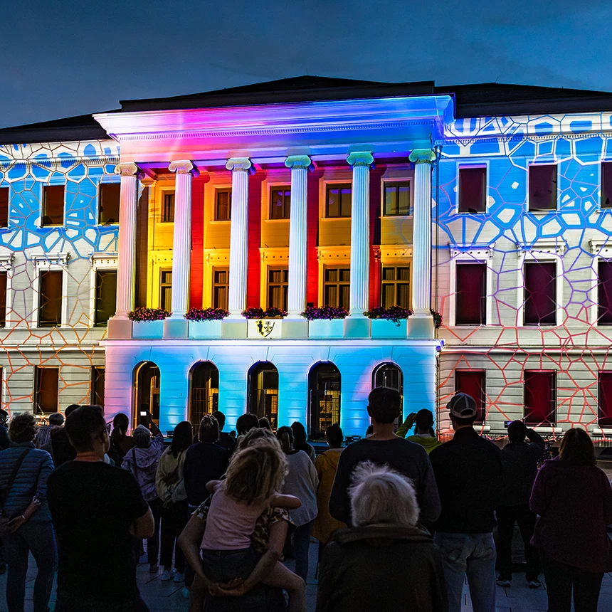 Bei einer Lichtkunst-Installation erstrahlt die Krefelder Rathaus-Fassade in bunten Farben und abstrakten Formen
