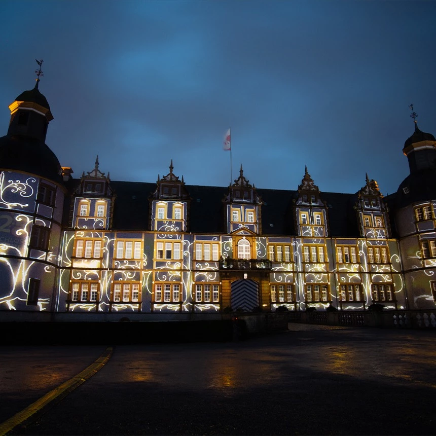 Festliche Beleuchtung der Schlossfassade mit dekorativen Ornamenten bei 3D Video Mapping