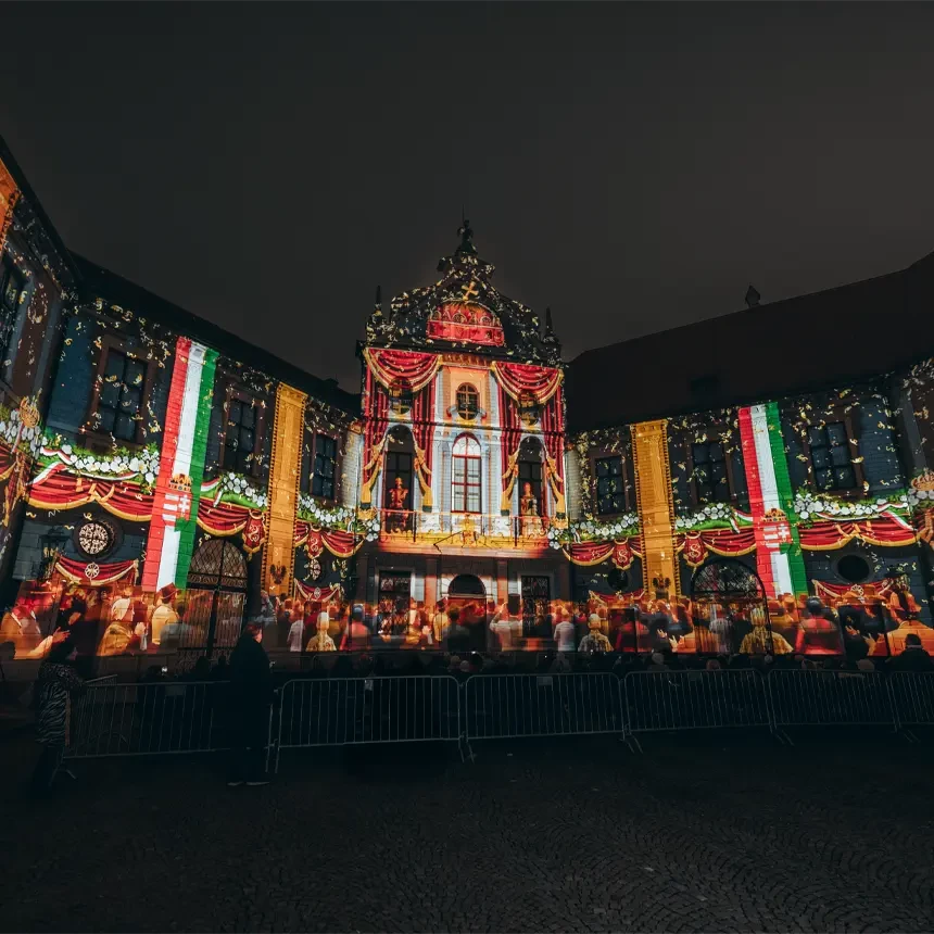 The ceremonial coronation of the Austrian imperial couple in Hungary is depicted in vibrant colors on the facade of the Munich Residenz with a 270-degree projection.