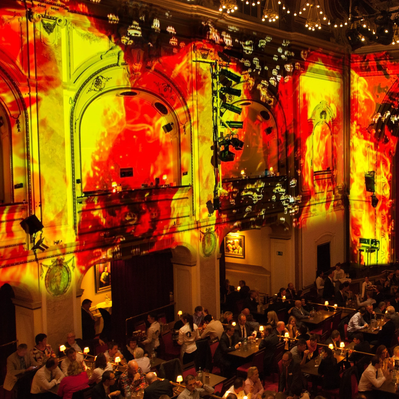 360 Grad Innenraum Videomapping von Flammen in einem Theater