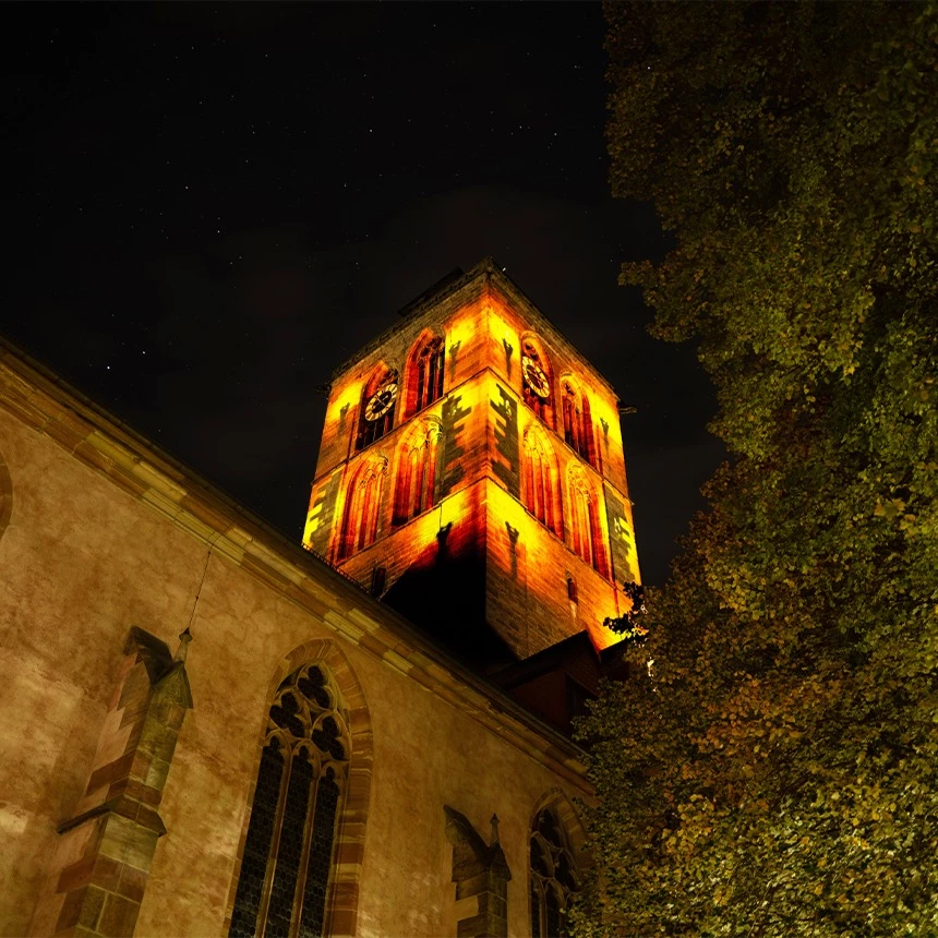 Corona konforme Projektion auf Kirchturm als Ersatz für Stadtfest Bad Hersfeld