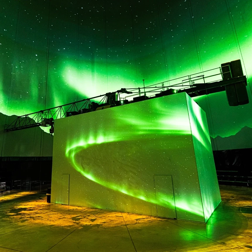  The historic gas boiler of the Visiodrom is transformed into a polar night: stars and northern lights in green can be seen on a projection cube and the walls.
