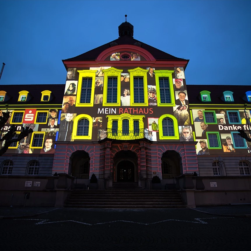 Statisches Video Mapping am Herforder Rathaus zu seinem 100. Geburtstag