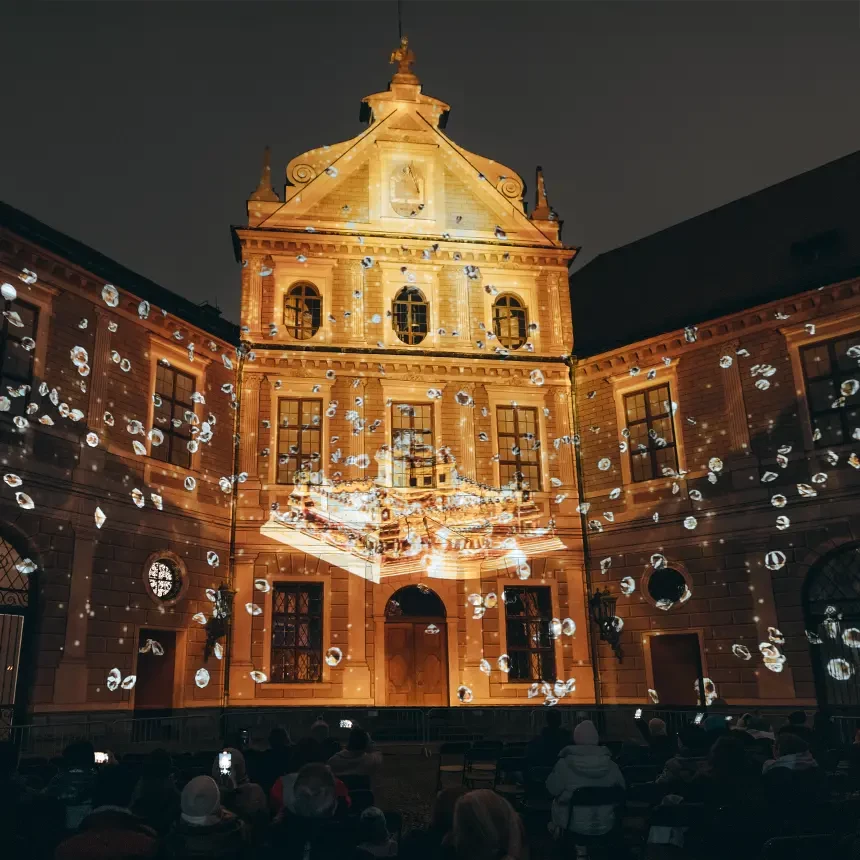 In a facade projection show about the life of Empress Elisabeth, her casket surrounded by diamonds can be seen.