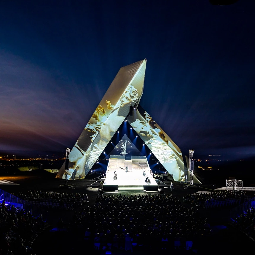 The Saarpolygon can be seen during an opera performance, on which, as a dramaturgical device, statues are projected