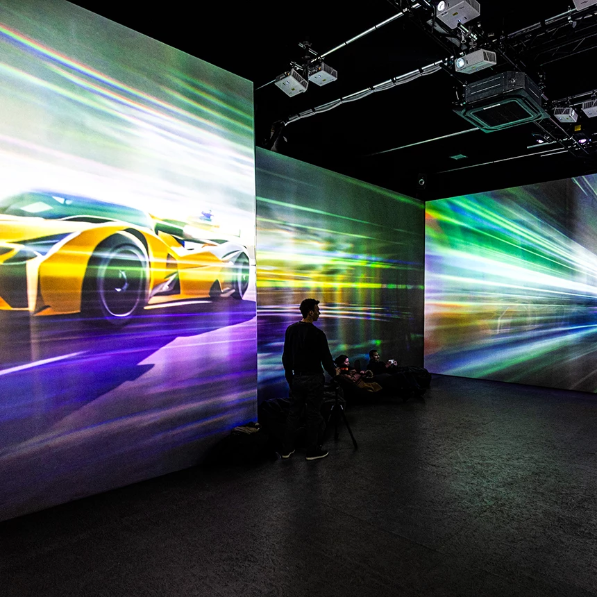 Das Xbox-Rennspiel Forza Motorsport wird raumgreifend an Wände projiziert und immersiv erlebbar gemacht