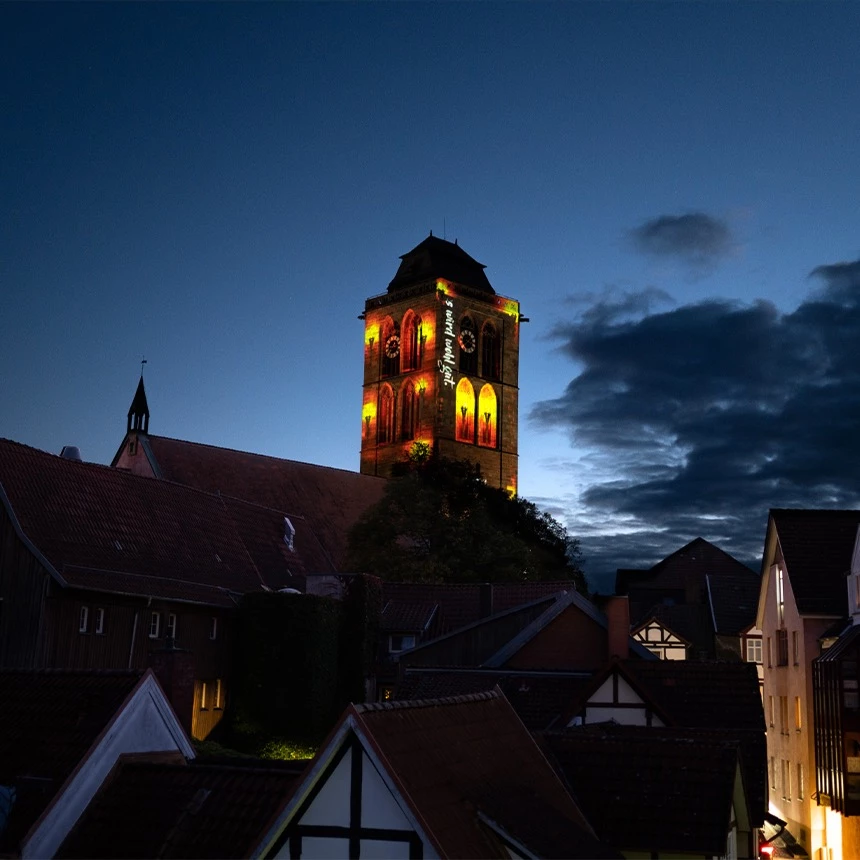 Projektion Schriftzug "Es wird wohl gut" auf Kirchturm in Bad Hersfeld
