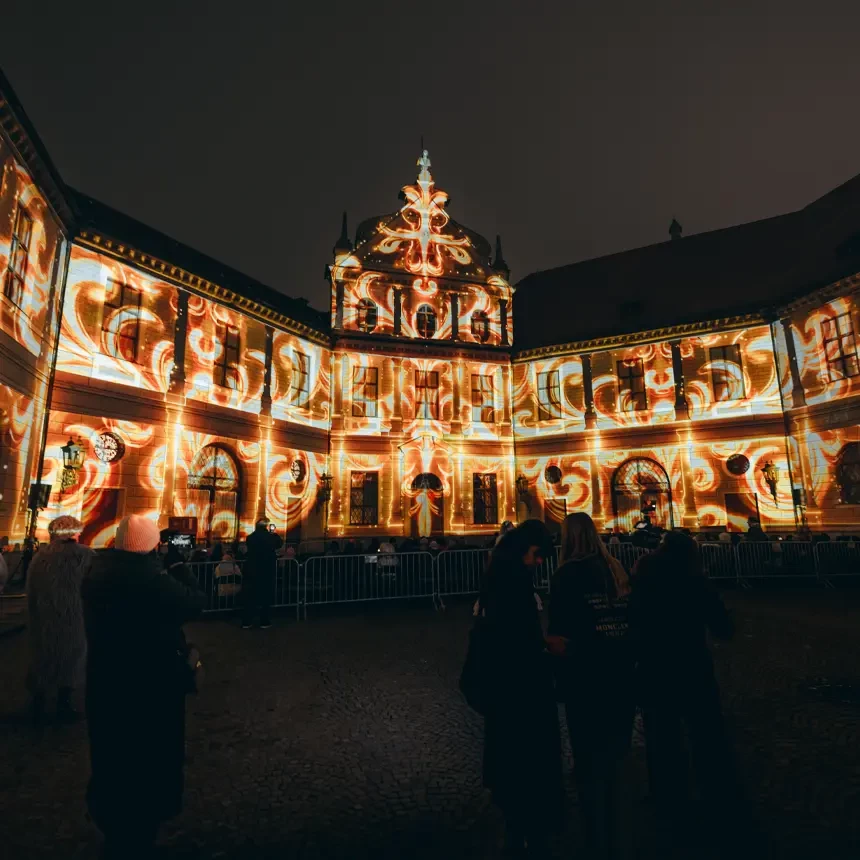 The facade of the inner courtyard of the Munich Residence shines with large-scale ornaments during a projection show.