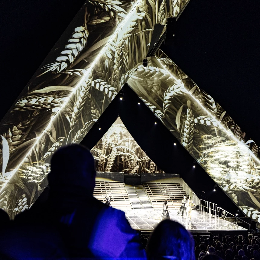 During the production of The Magic Flute at the Saarpolygon, a projection show forms the framework of the performance: in this scene, grain is shown on the three-dimensional sculpture