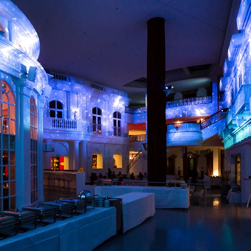 Ein Blick in den Weltraum als 360° Projektion: Ein Himmel voller Sterne ist während einer Video-Show im Dormero Hotel Stuttgart zu bewundern