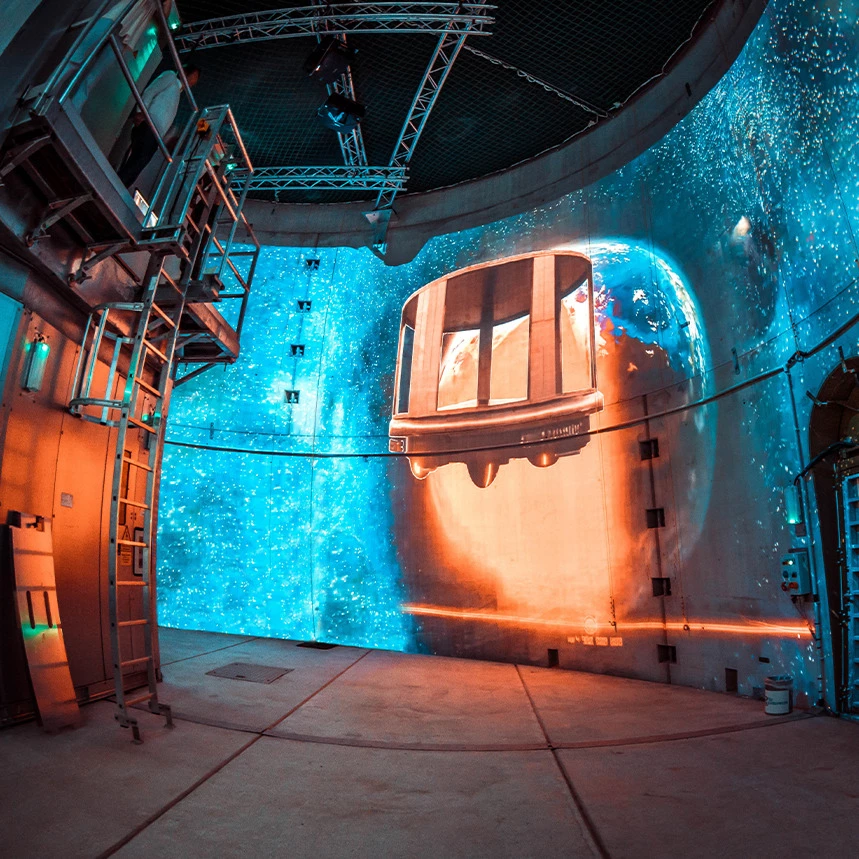 360° Panorama Projektion mit dem Thema Nachhaltigkeit für eine Ausstellung zeigt Raumkapsel im Anflug auf die Erde