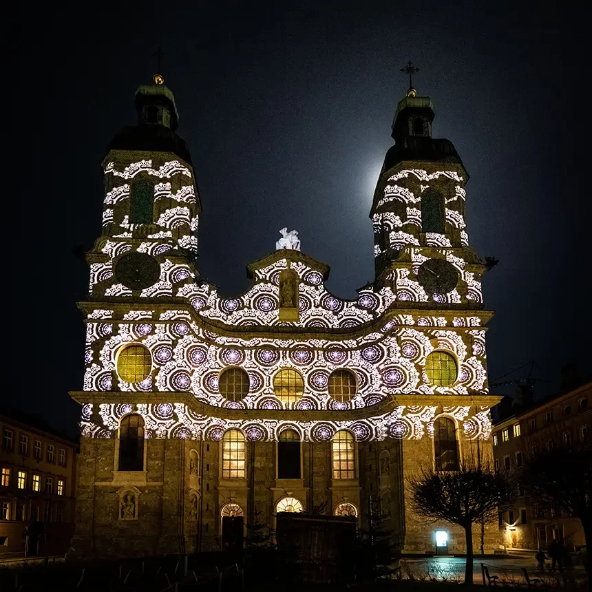 Kaleidoskopartige Video-Projektion von geometrischen Strukturen auf die Fassade des Innsbrucker Doms zu St. Jakob