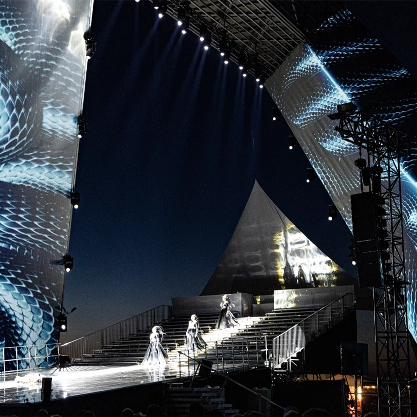 The three-dimensionality of the Saarpolygon as a stage element is enhanced by the video projections of snakes