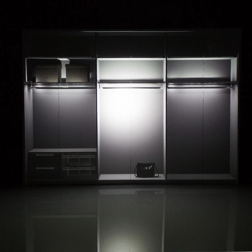 3D projection for an innovative product presentation at an in-house exhibition: The Aliga cabinet system from Musterring shows its versatility in terms of appearance and functionality. Shown here: an empty closet with clothes rails