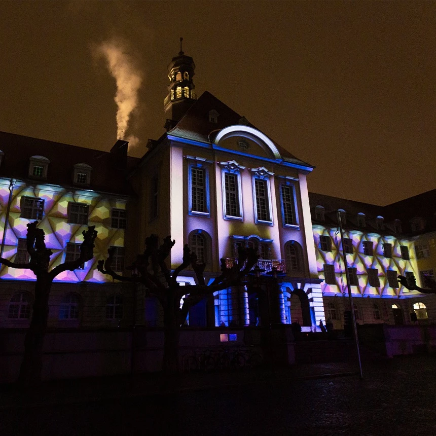 Lichtinstallation am Rathaus Herford zum Jubiläumsjahr
