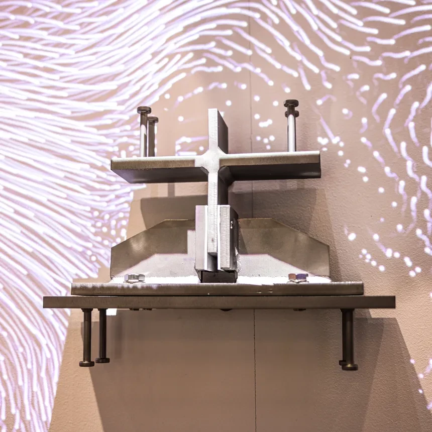 A presented component that is attached to the wall of the exhibition stand becomes a highlight through the use of an aesthetic projection