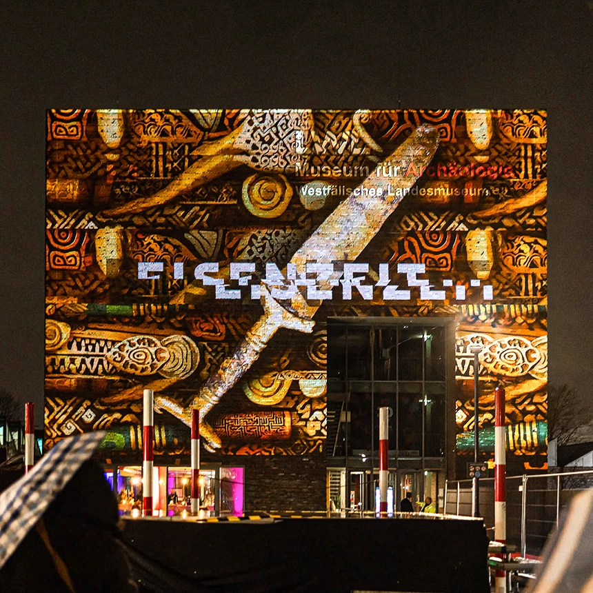 Bei einer virtuellen Reise durch die Zeitalter per 3D Video Mapping sind visuelle Elemente aus der Eisenzeit zu sehen