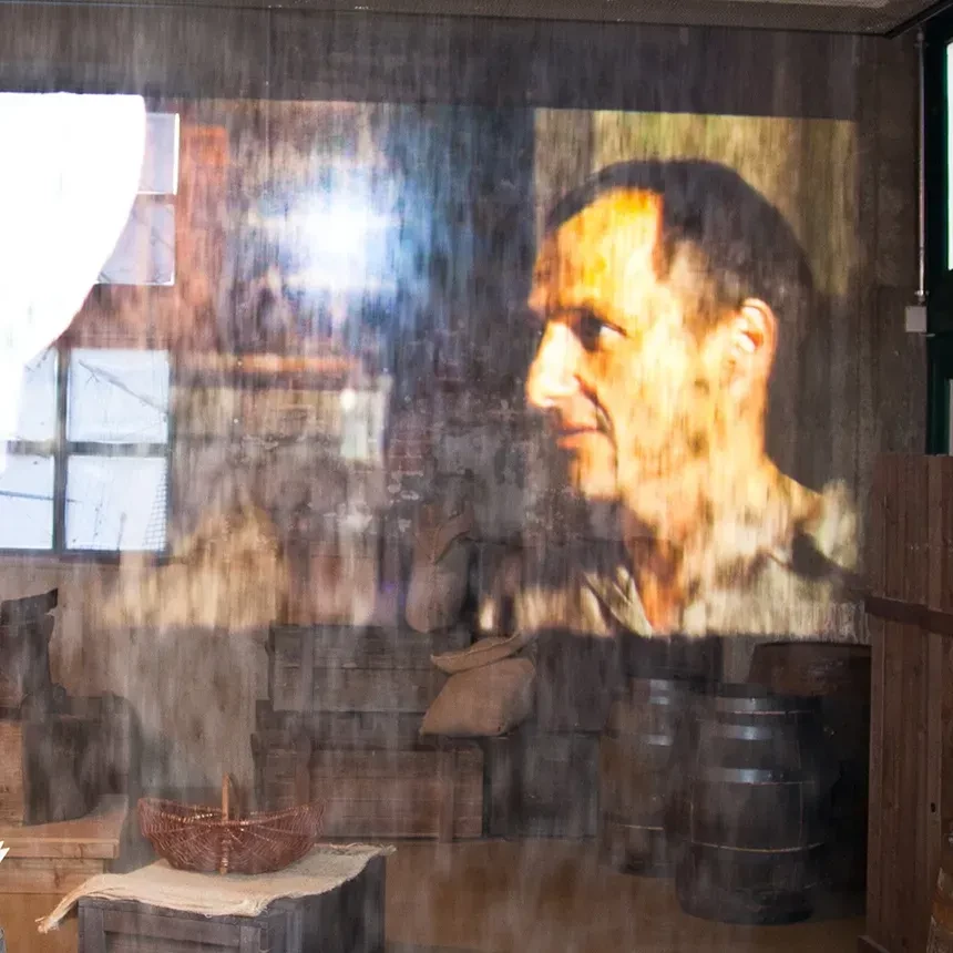 Videoprojektion auf Nebelleinwand im Museum zeigt historischen Film