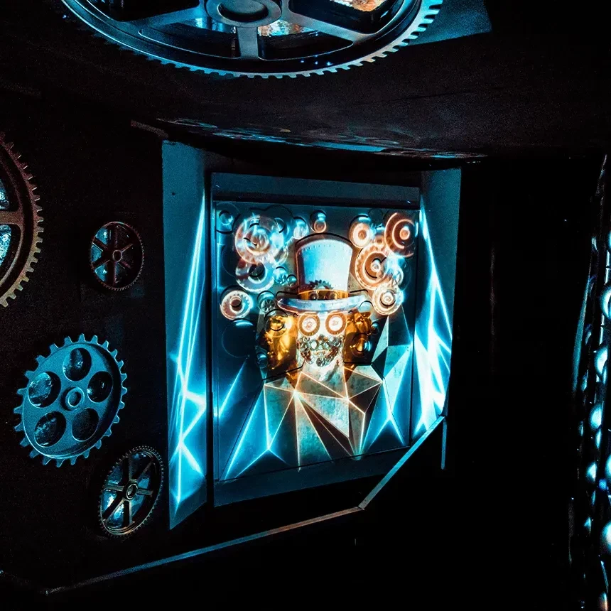 3D Element an Wand wird mit 3D-Projektion im Steampunkdesign angestrahlt