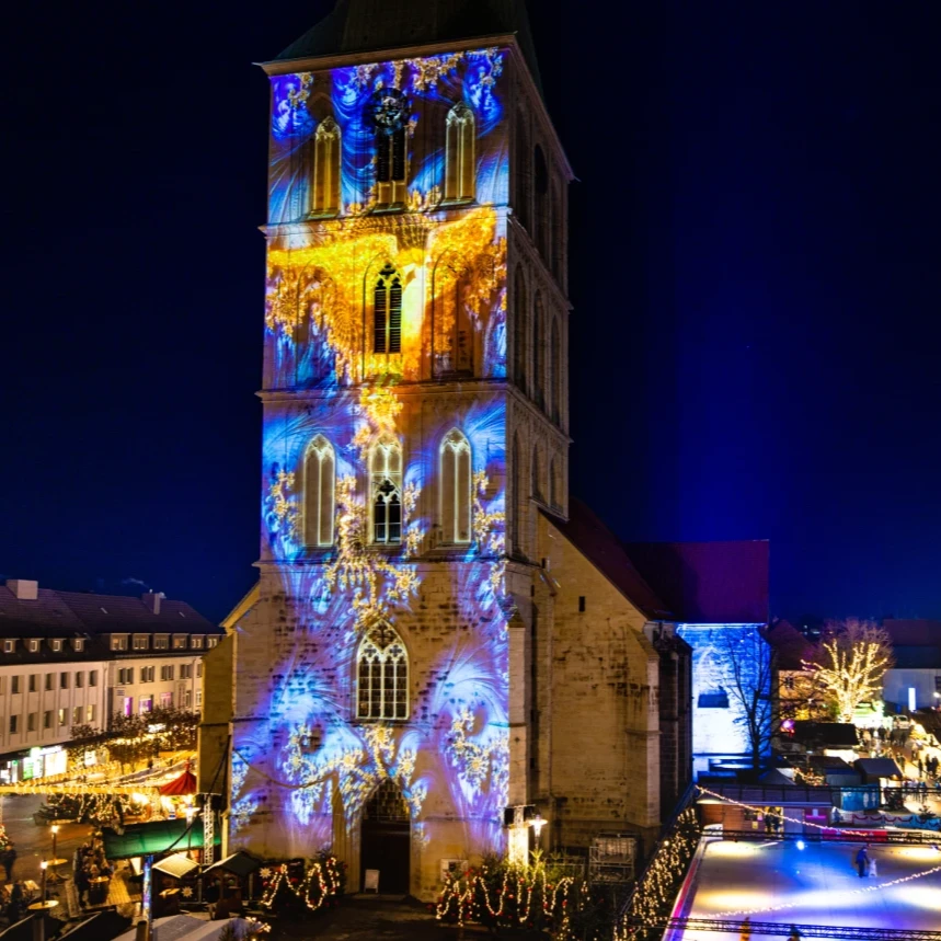 Video Mapping auf Kirchturm während Weihnachtsmarkt im Hamm zeigt dreidimensional organische Strukturen