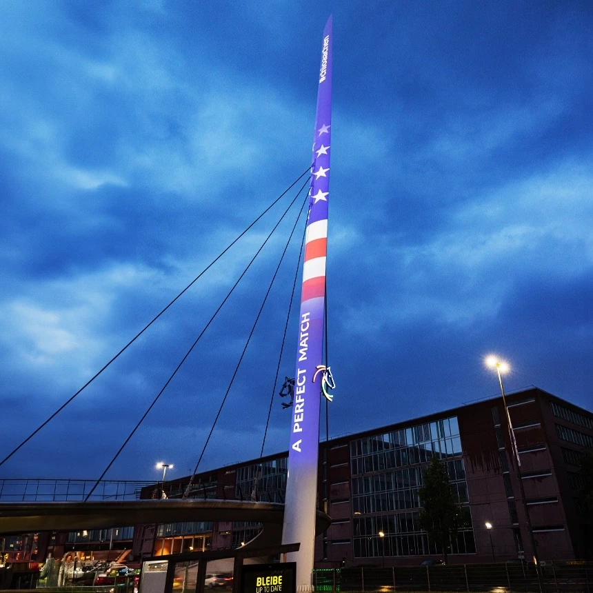 Die Inszenierung der CHIO Nadel mit einem Projectionmapping zeigt eine Flagge der USA und der Aufschrift "A perfect match"