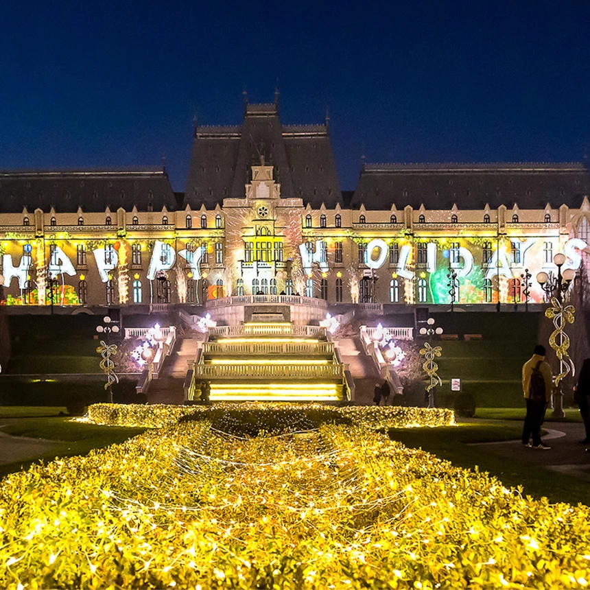 Gebäudeprojektion mit Schriftzug „Happy Holidays“ im Rahmen der weihnachtlichen Festlichkeiten