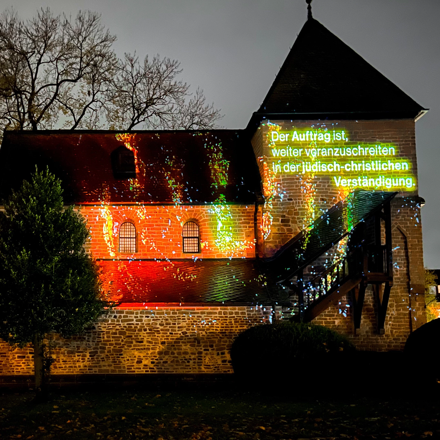 3D Video Mapping mit Partikeln und Zitat aus Ringvorlesung "1700 Jahre Jüdisches Leben in Deutschland" der Katholischen Hochschule für katholische Theologie
