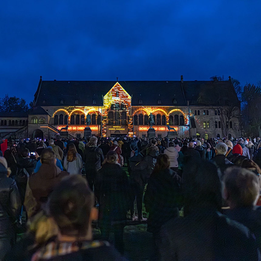 Eine riesige Menschenmenge bestaunt das 3D Video Mapping auf der Kaiserpfalz in Goslar
