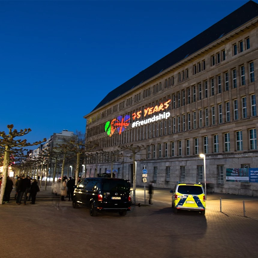 Fassadenprojektion des Jubiläumslogos "75 Years Freundship" auf Staatskanzlei in Düsseldorf