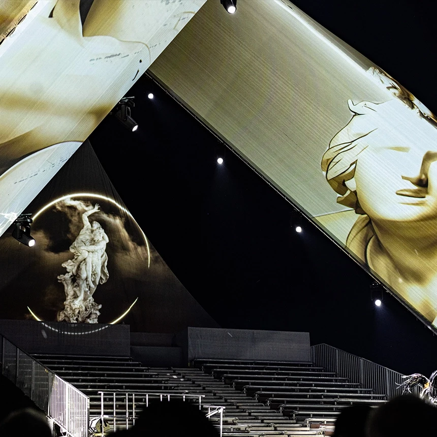 Historical statues as site-specifically adapted projections on the Saarpolygon form the spectacular backdrop for the opera The Magic Flute