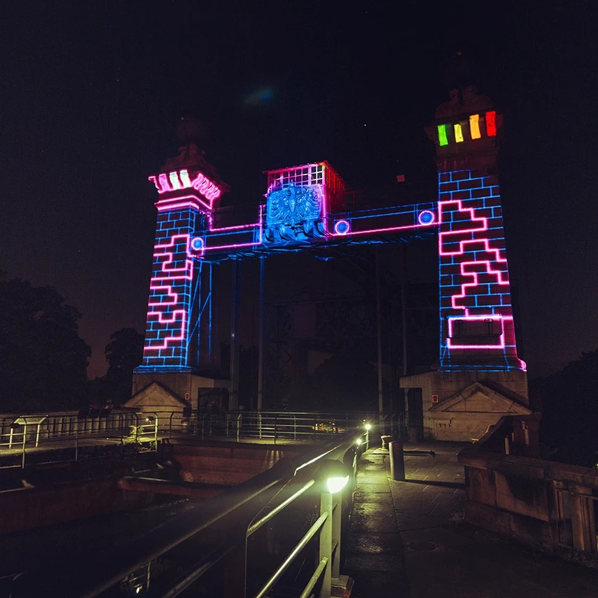 Lichtkunst-Illumination am Schiffshebewerk Henrichenburg: Die Strukturen des historischen Baudenkmals werden bei einer Projektion durch gebäudeindividuelle Linien hervorgehoben