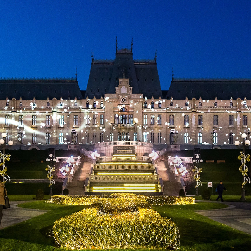 Großformatige Schlossprojektion mit zauberhaften Schneeflocken