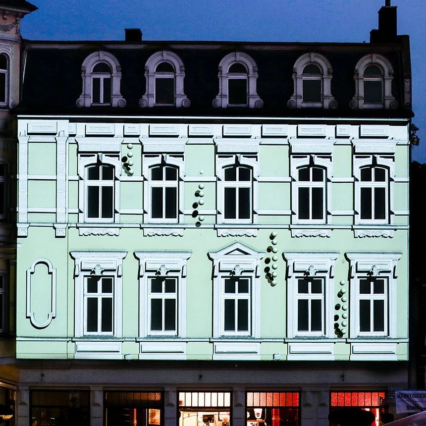 Die Dreidimensionalität einer historische Fassade wird durch Licht und Schatten einer Projektion hervorgehoben