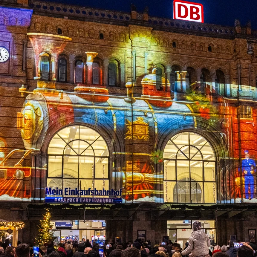 During a projection show, a historic steam locomotive can be seen as a large-screen projection on the main train station building in Hanover