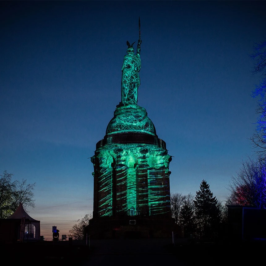 Proction mapping shows the Hermann monument in a new look: here the surface of the building appears with drawn lines in turquoise