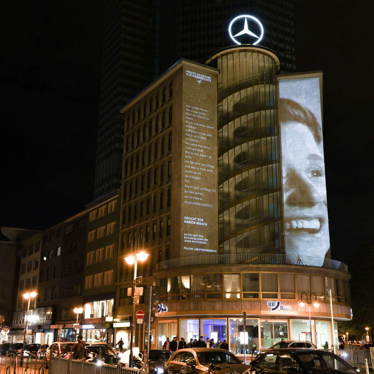 Building-specific projection with image and text, which can be seen over a large area on the building of the junior house on Kaiserplatz in Frankfurt