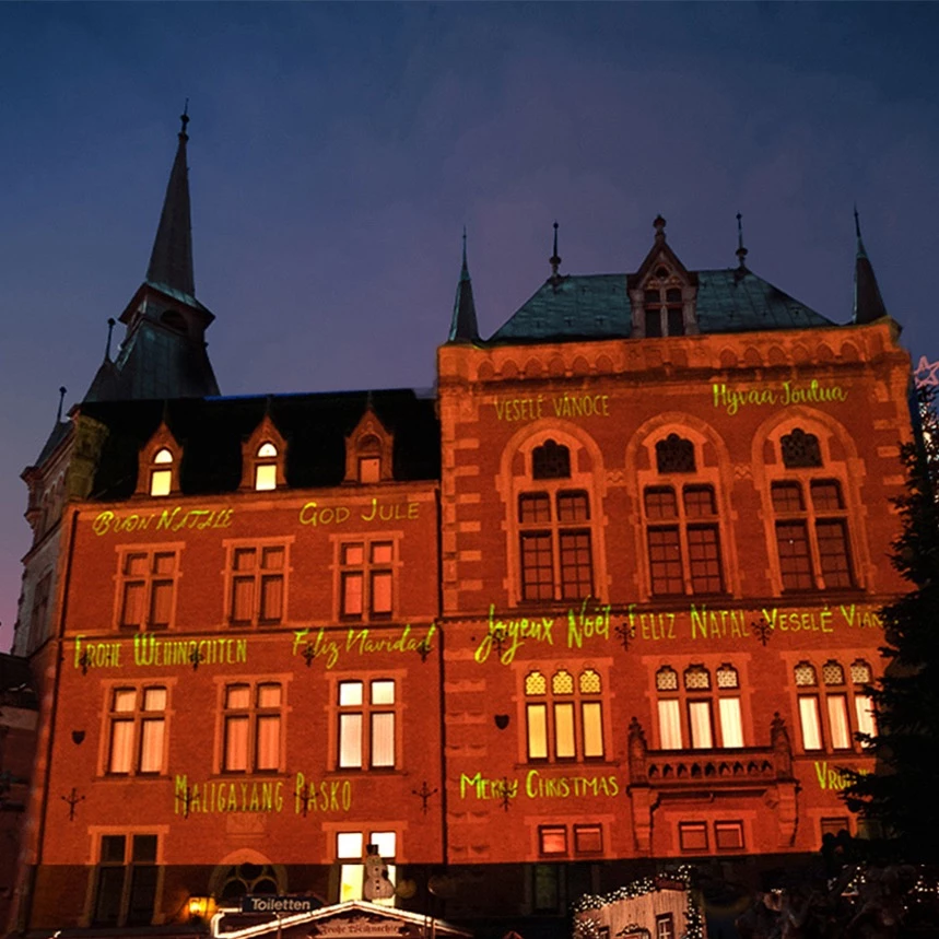 Lichtinstallation mit Weihnachtswünschen in unterschiedlichen Sprachen auf dem Oldenburger Rathaus zur Adventszeit